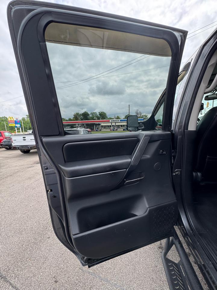 Nissan Titan SV Crew Cab 4WD 2012