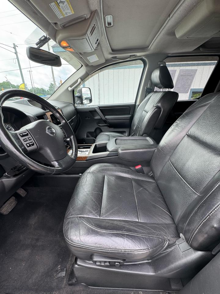 Nissan Titan SV Crew Cab 4WD 2012