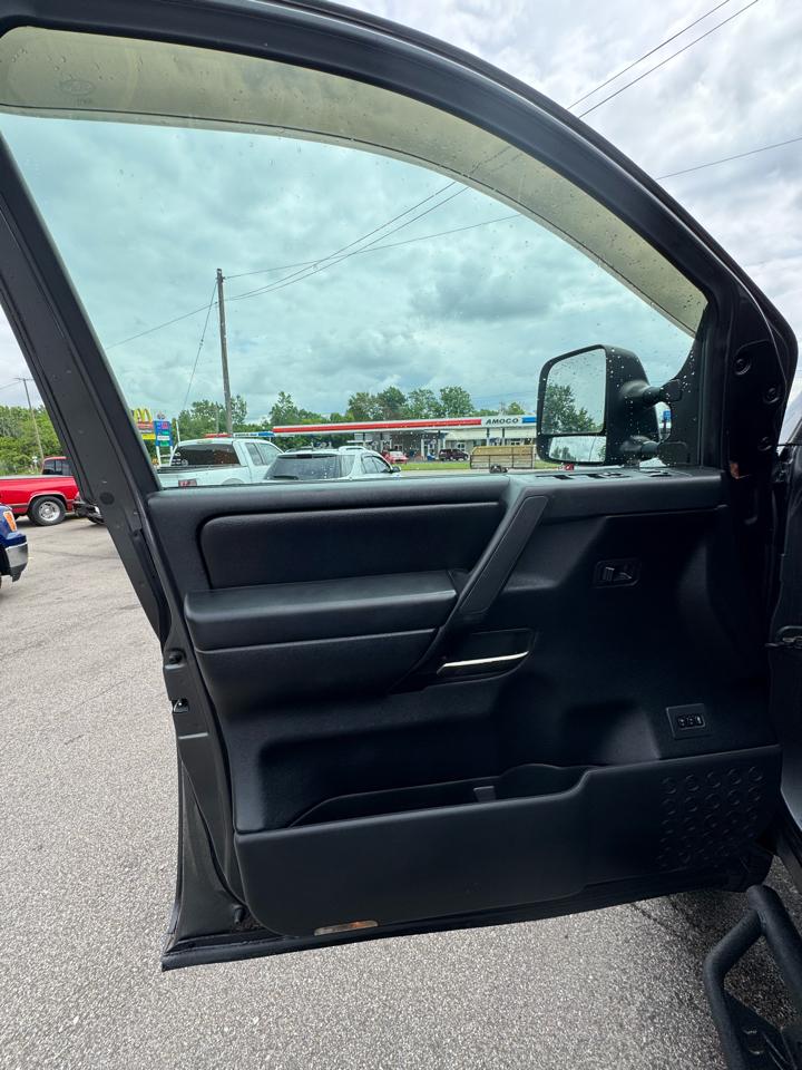 Nissan Titan SV Crew Cab 4WD 2012