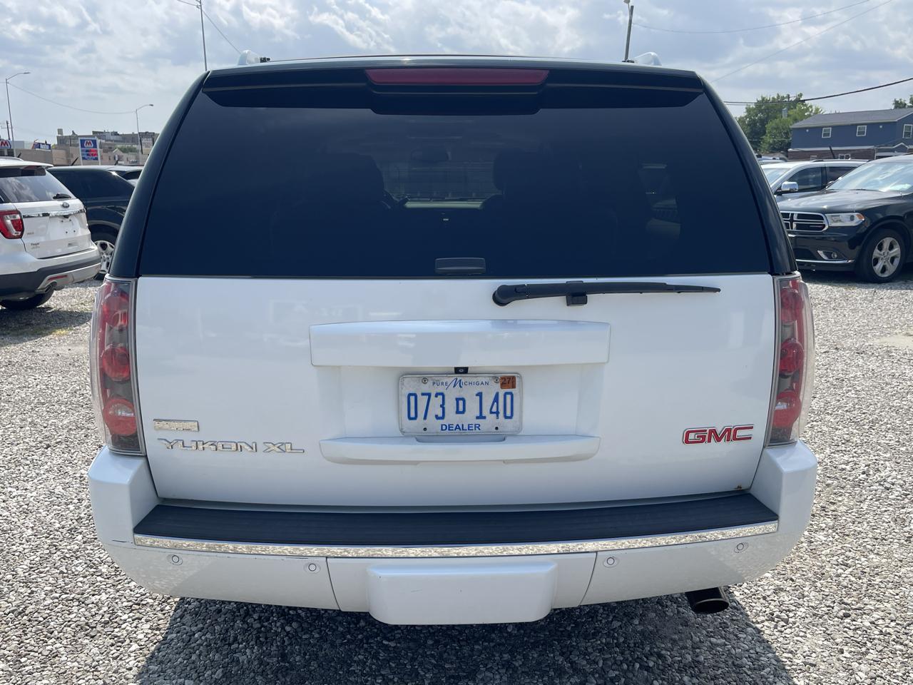 GMC Yukon Denali XL 4WD 2011