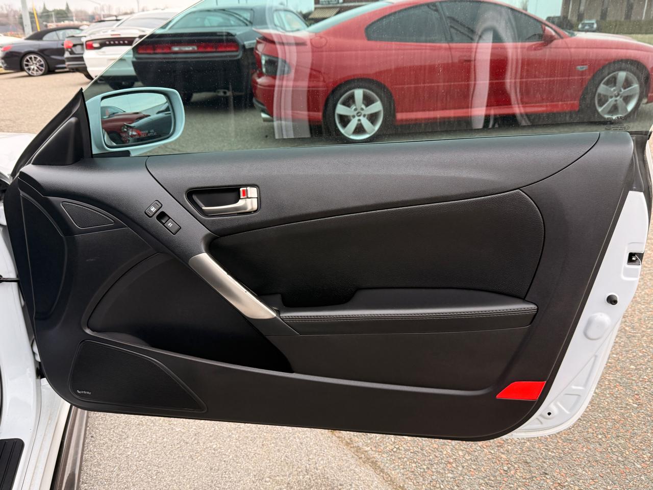 Hyundai Genesis Coupe 2dr 3.8L Auto Ultimate w/Black Seats 2016