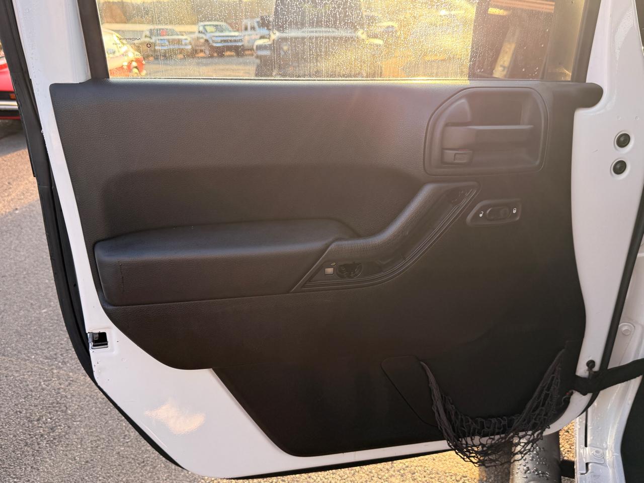 Jeep Wrangler Unlimited 4WD 4dr Sahara 2013