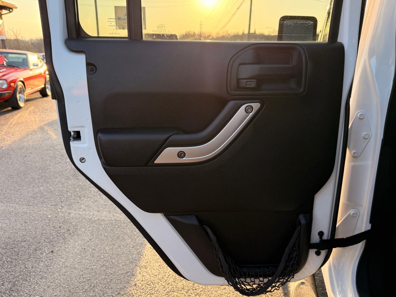 Jeep Wrangler Unlimited 4WD 4dr Sahara 2013