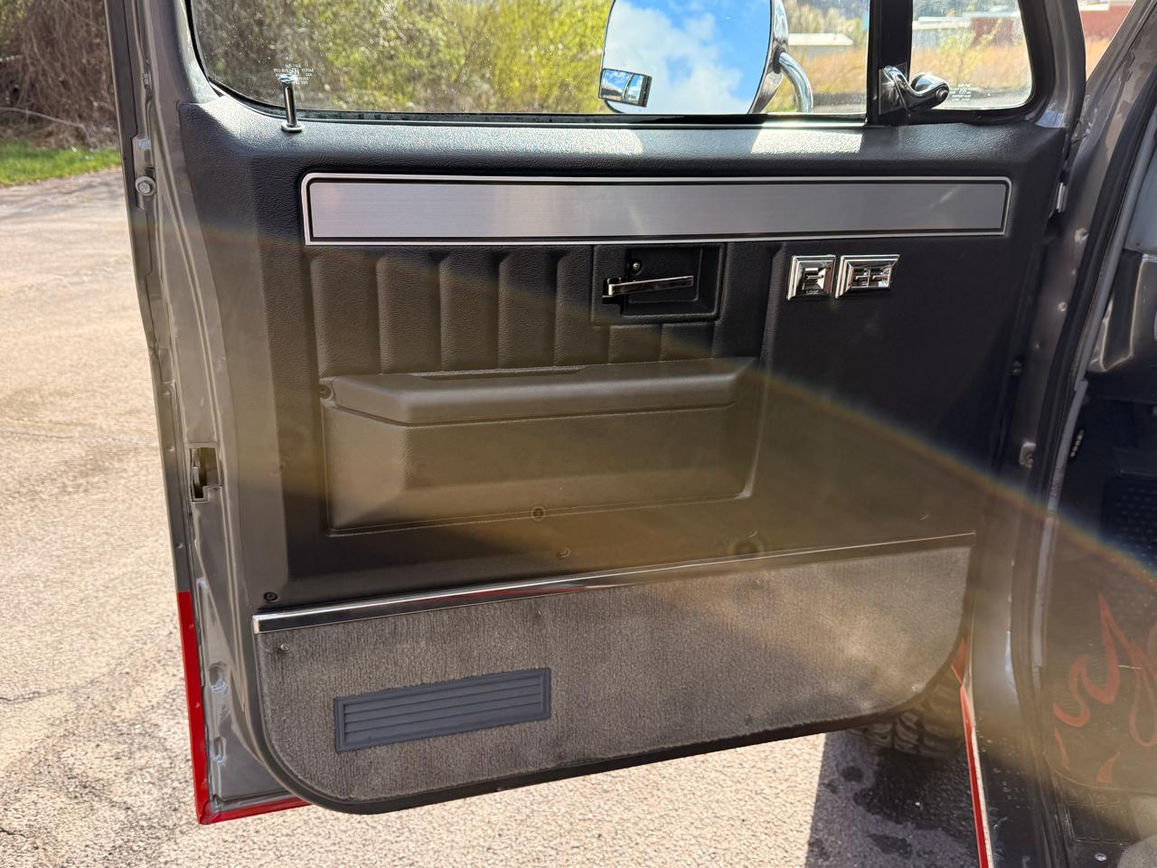 Chevrolet Pickup C10 Stepside 117.5" WB 1985