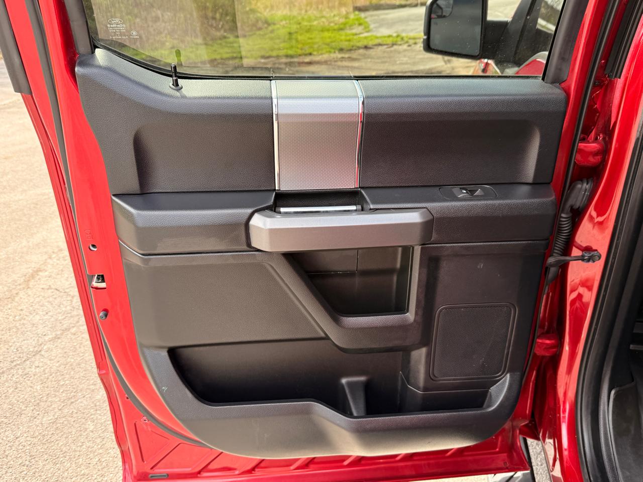 Ford F-150 4WD SuperCrew 145" Lariat 2016