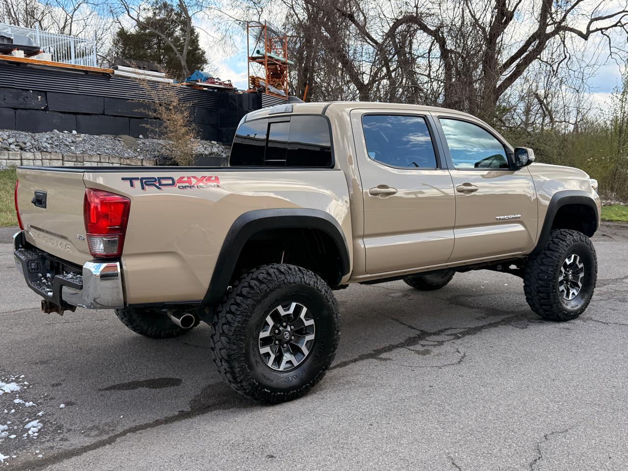 Toyota Tacoma TRD Off Road Double Cab 5' Bed V6 4x4 MT (Natl) 2017