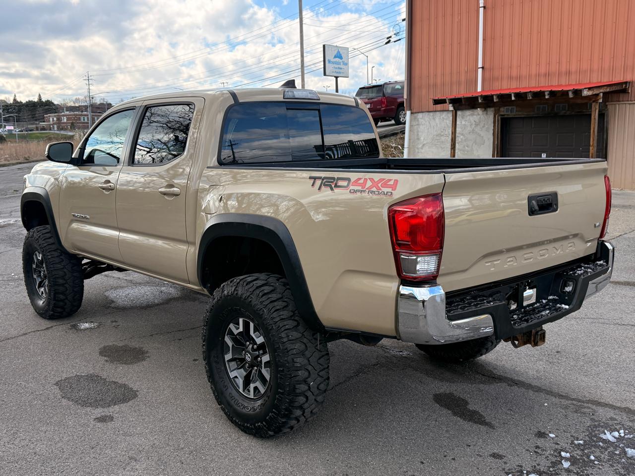 Toyota Tacoma TRD Off Road Double Cab 5' Bed V6 4x4 MT (Natl) 2017