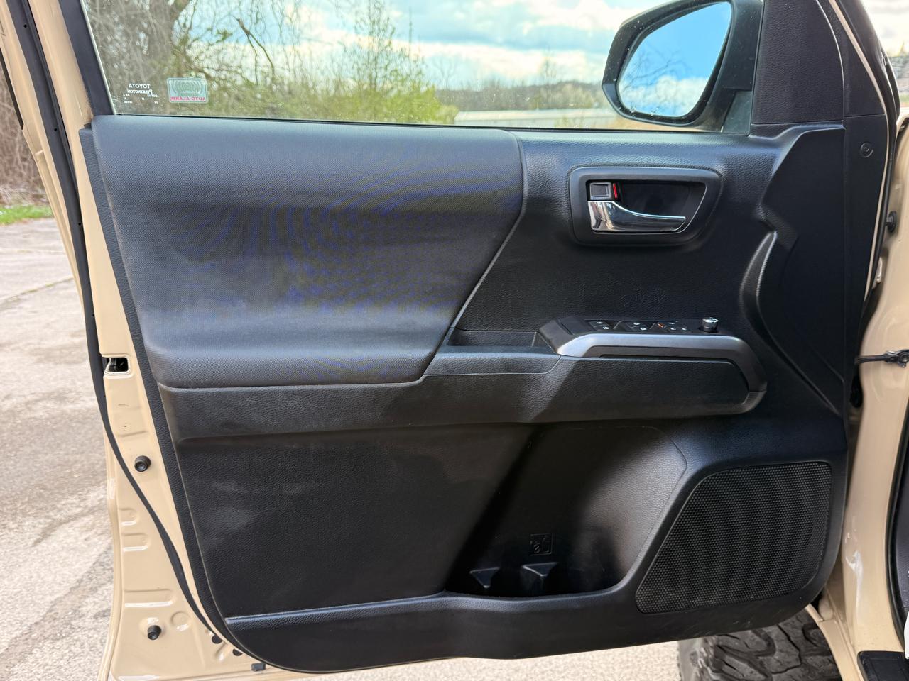 Toyota Tacoma TRD Off Road Double Cab 5' Bed V6 4x4 MT (Natl) 2017