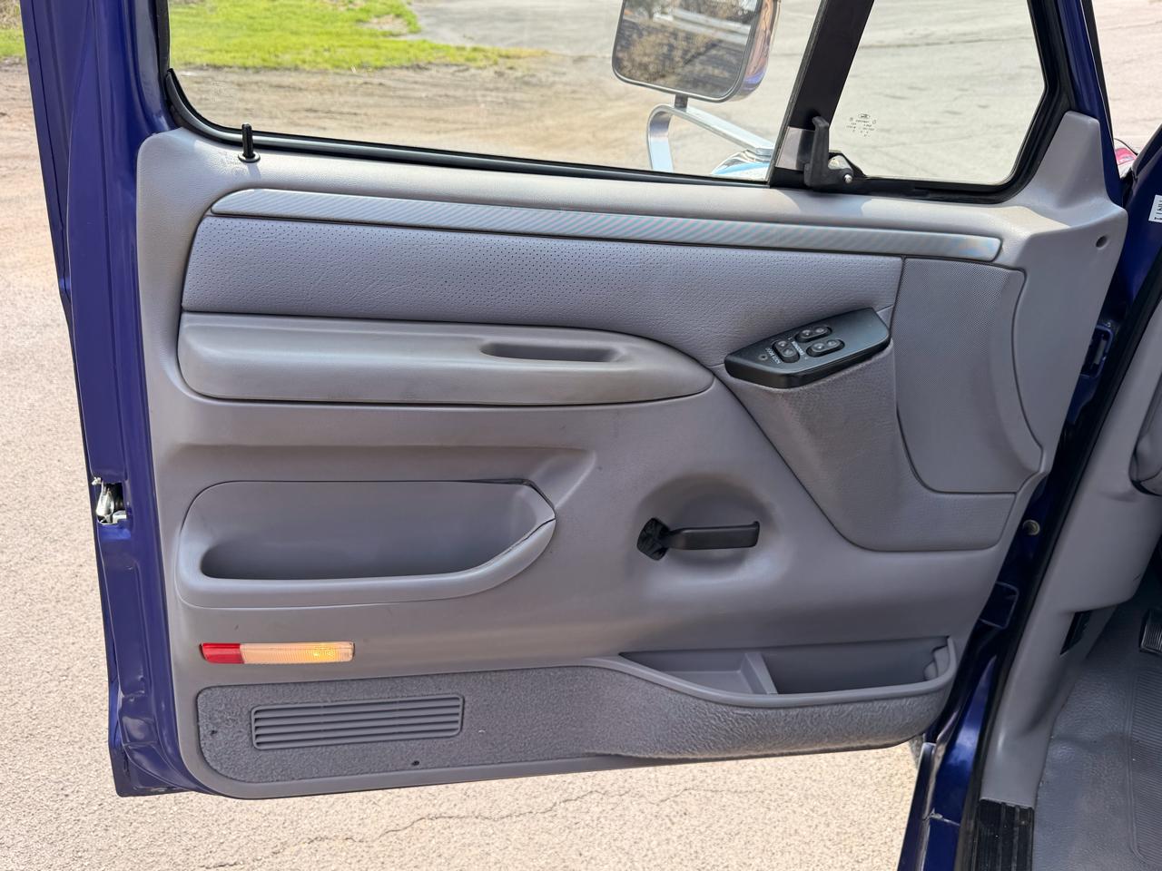 Ford F-150 Reg Cab 116.8" WB 4WD 1995