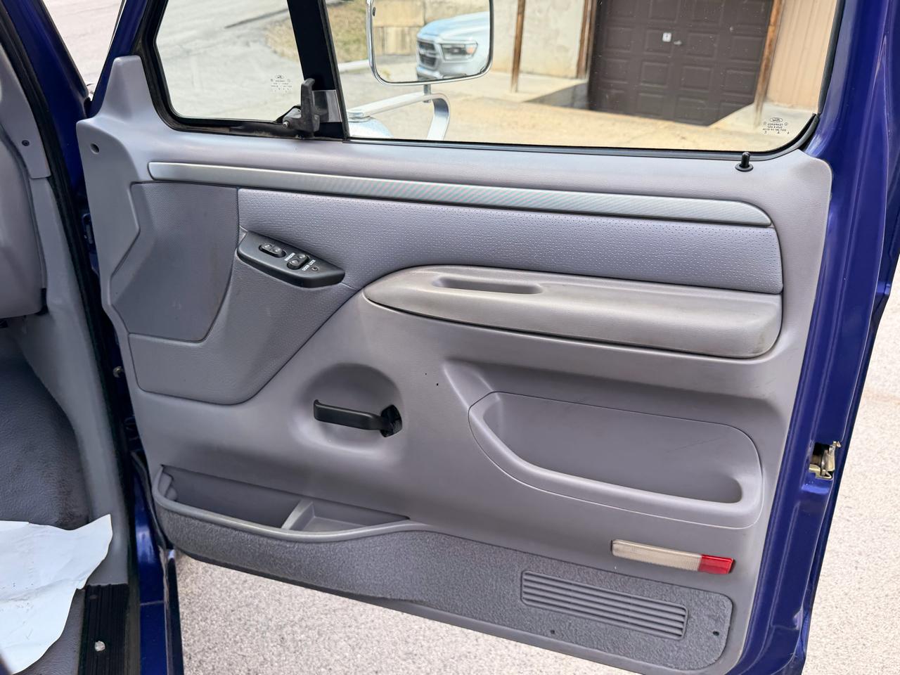 Ford F-150 Reg Cab 116.8" WB 4WD 1995