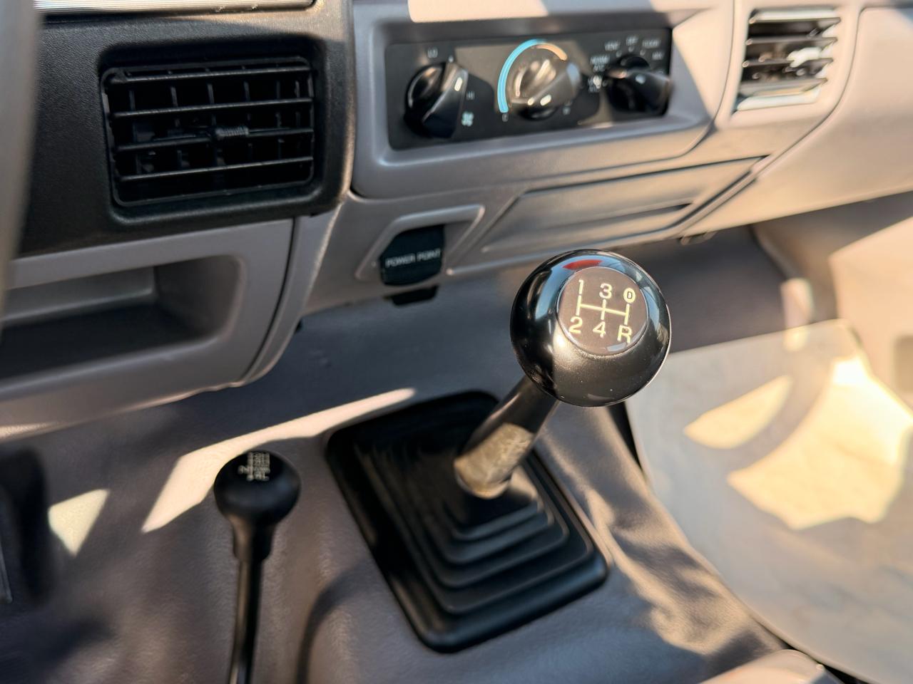 Ford F-150 Reg Cab 116.8" WB 4WD 1995