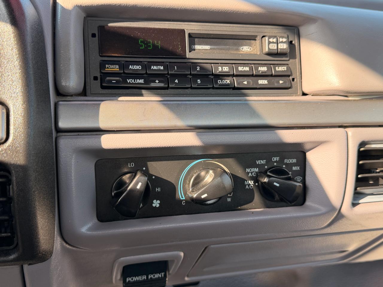 Ford F-150 Reg Cab 116.8" WB 4WD 1995