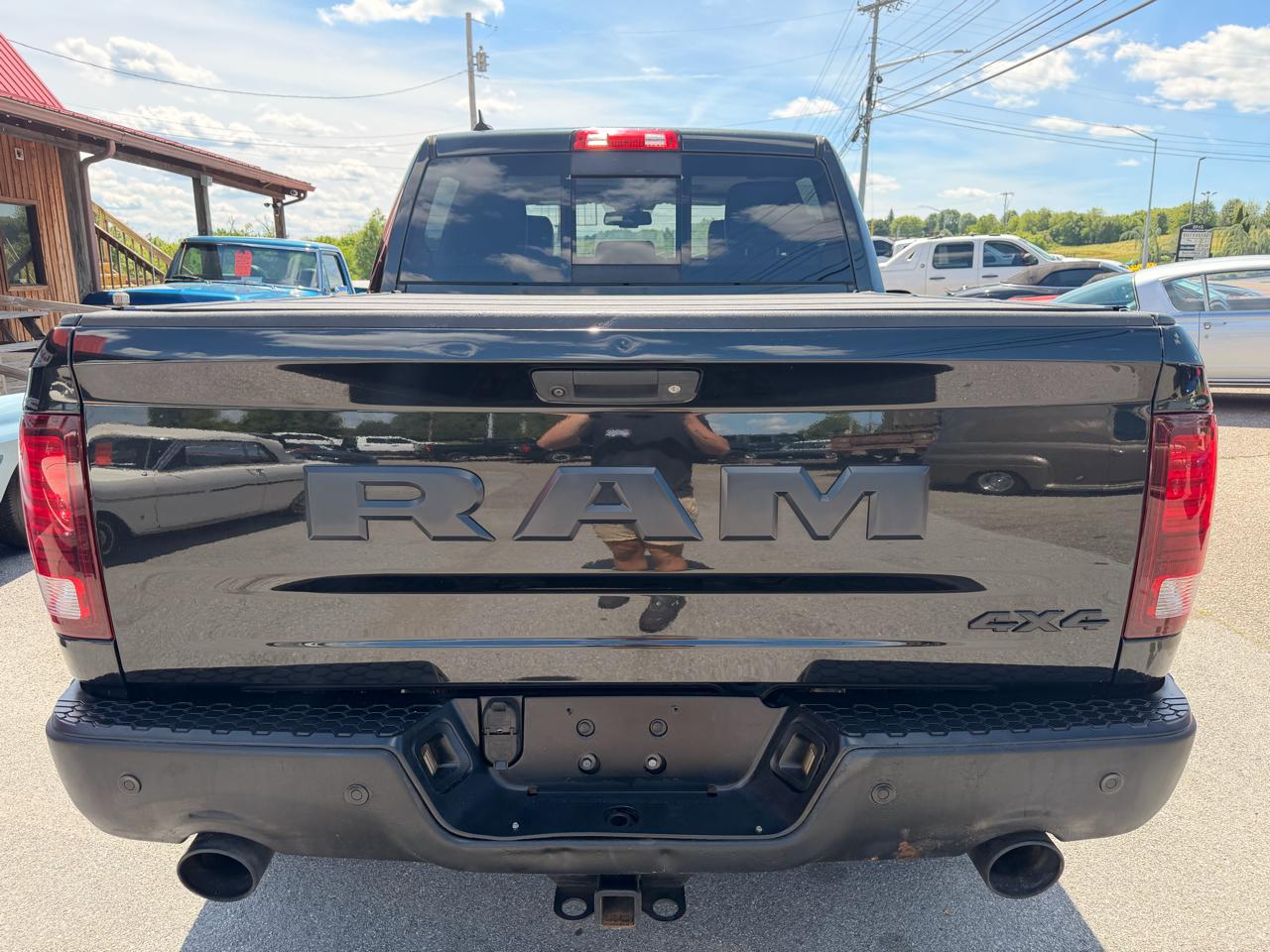 RAM 1500 Night 4x4 Crew Cab 5'7" Box 2017