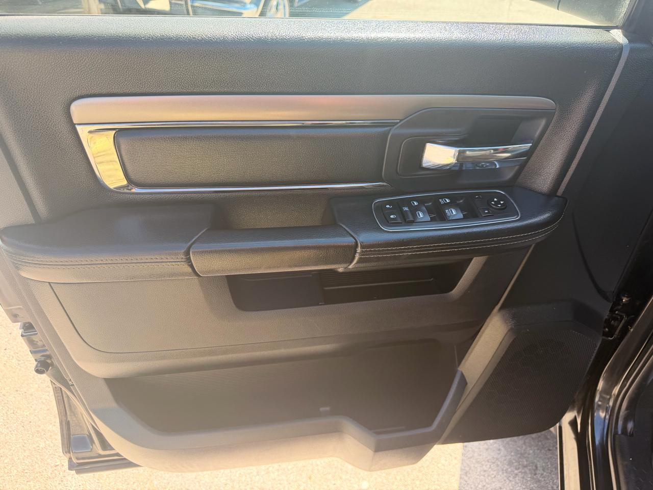 RAM 1500 Night 4x4 Crew Cab 5'7" Box 2017