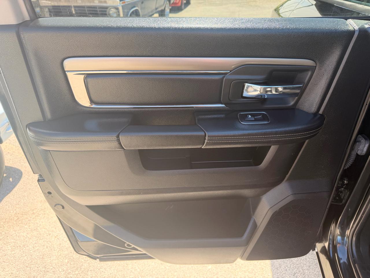 RAM 1500 Night 4x4 Crew Cab 5'7" Box 2017