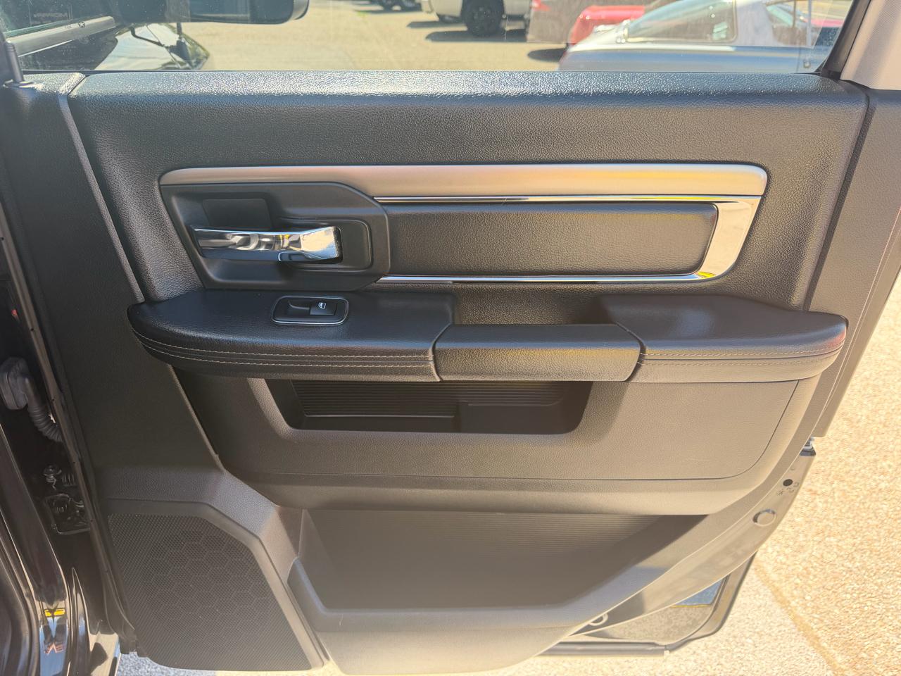 RAM 1500 Night 4x4 Crew Cab 5'7" Box 2017