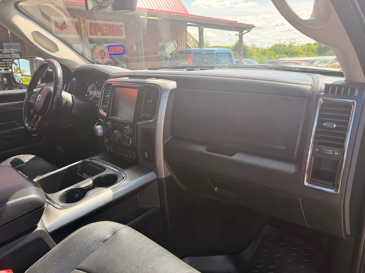 RAM 1500 Night 4x4 Crew Cab 5'7" Box 2017