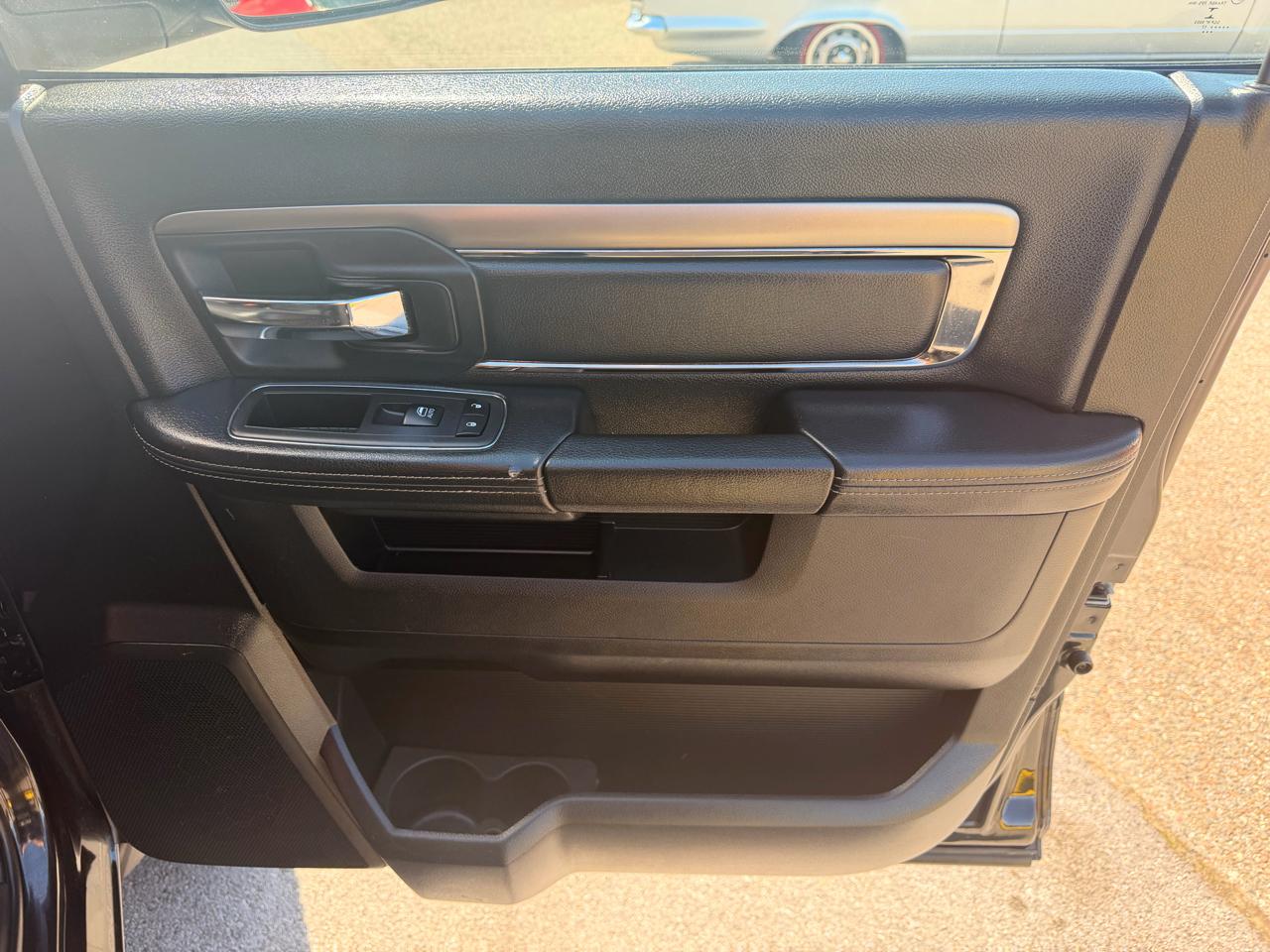 RAM 1500 Night 4x4 Crew Cab 5'7" Box 2017