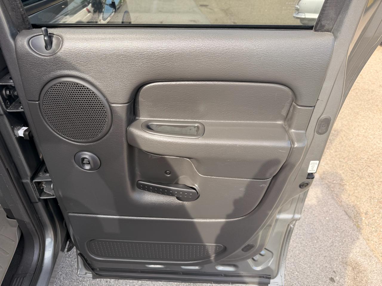 Dodge Ram 2500 4dr Quad Cab 140.5" WB 4WD SLT 2005