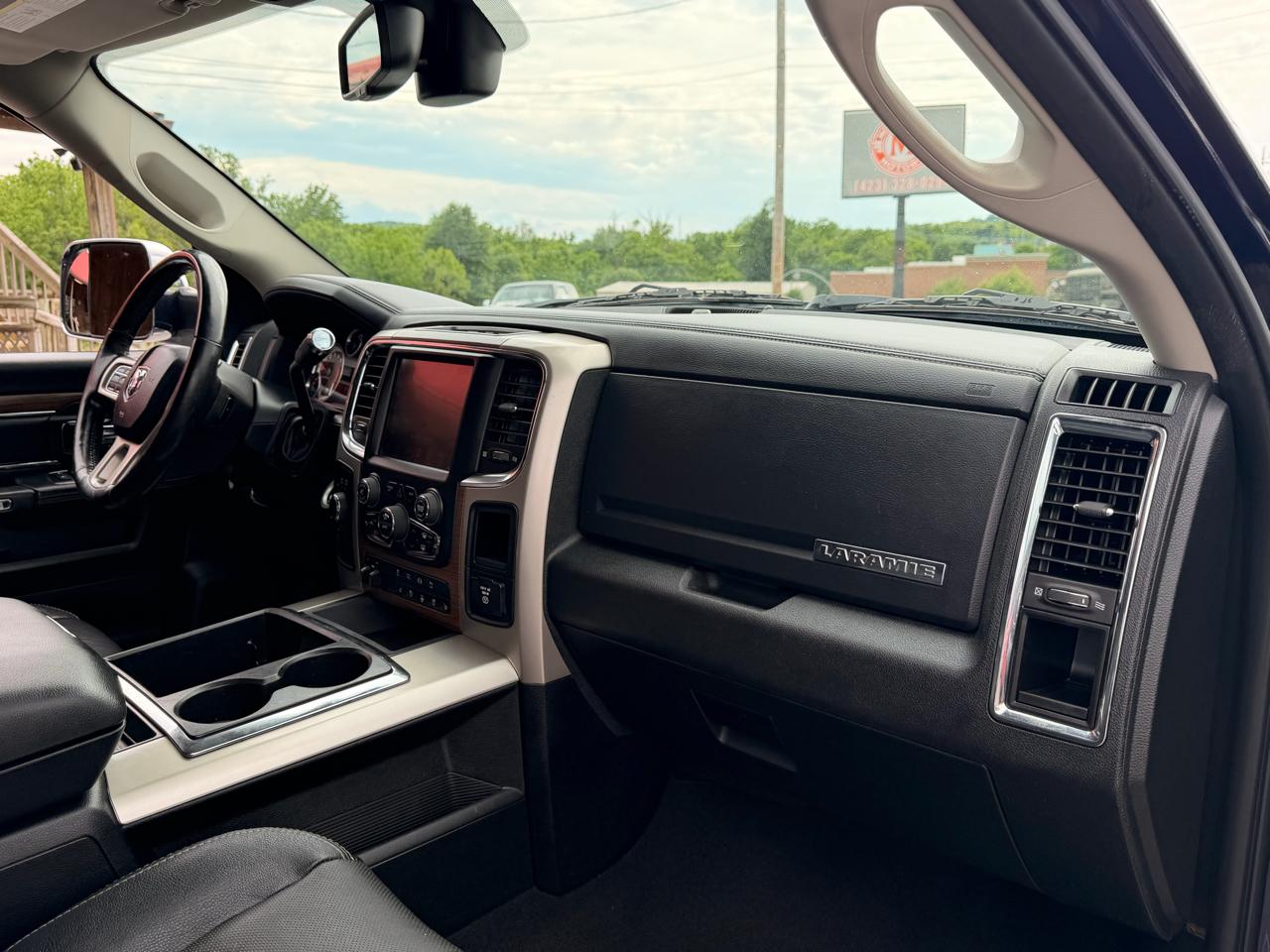 RAM 2500 4WD Mega Cab 160.5" Laramie 2015