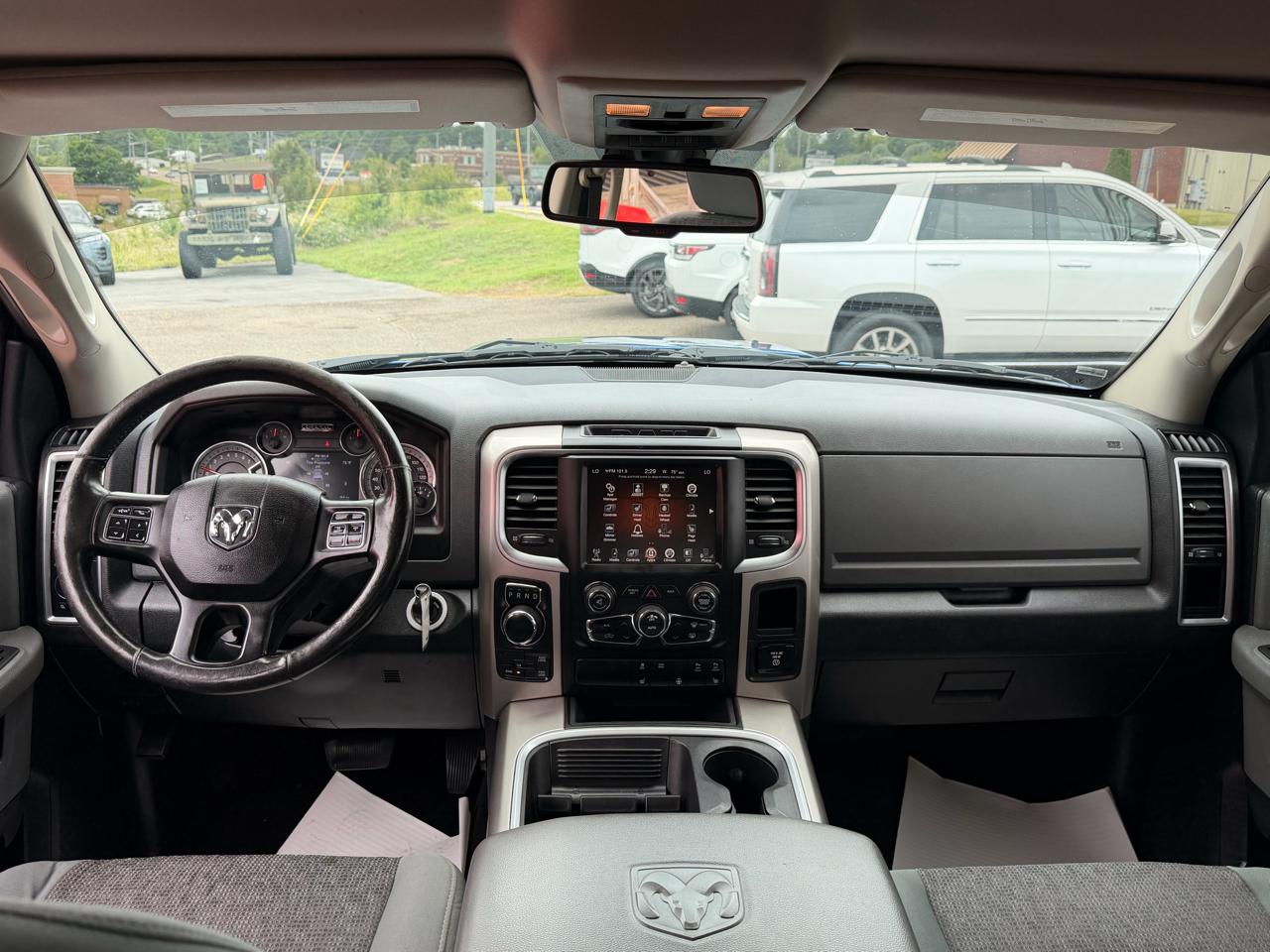 RAM 1500 4WD Crew Cab 140.5" Outdoorsman 2016