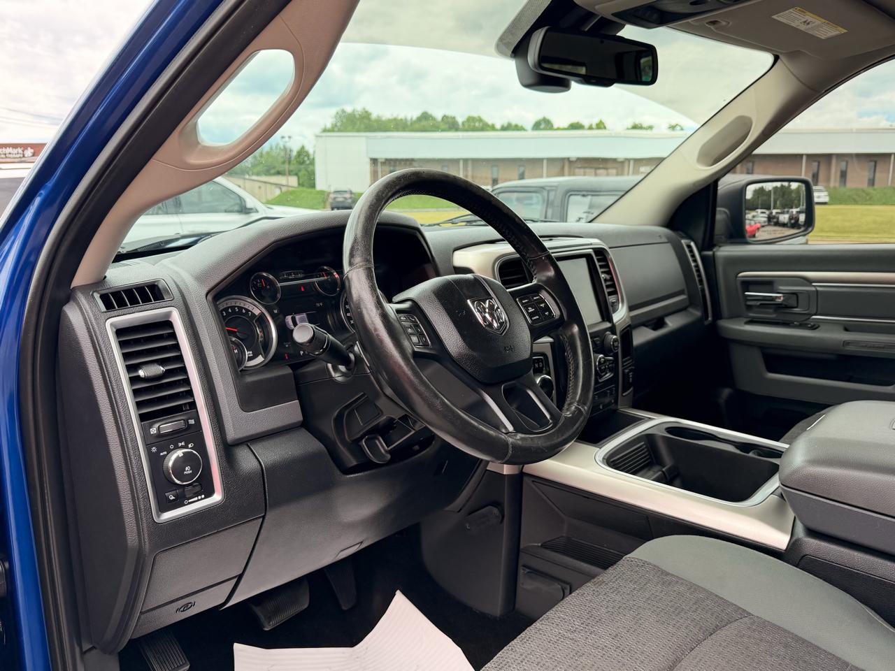 RAM 1500 4WD Crew Cab 140.5" Outdoorsman 2016