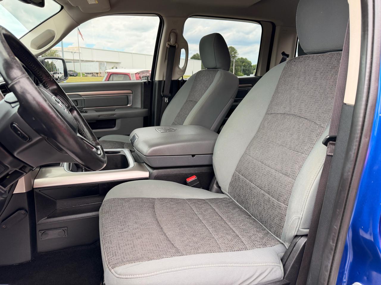 RAM 1500 4WD Crew Cab 140.5" Outdoorsman 2016