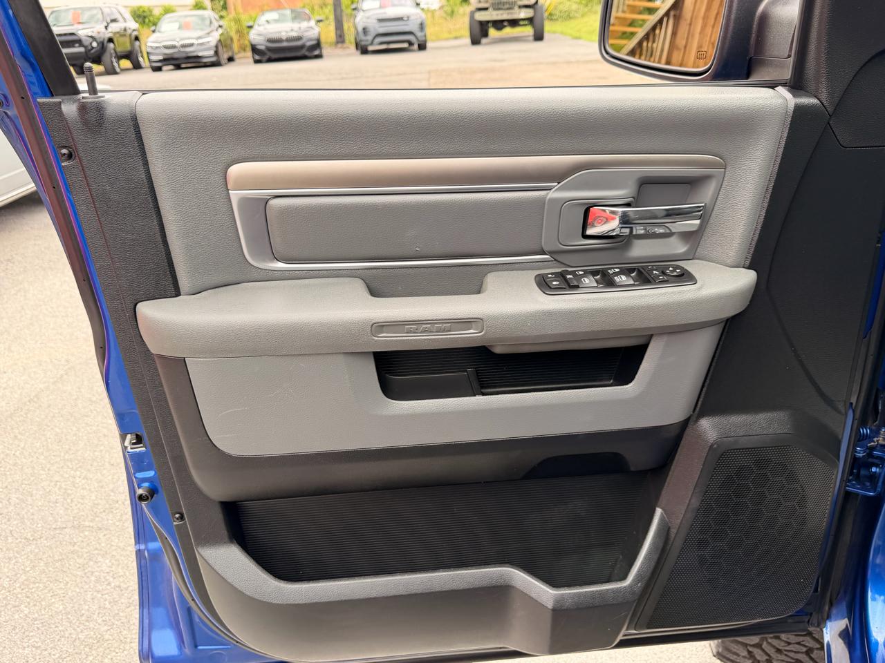 RAM 1500 4WD Crew Cab 140.5" Outdoorsman 2016