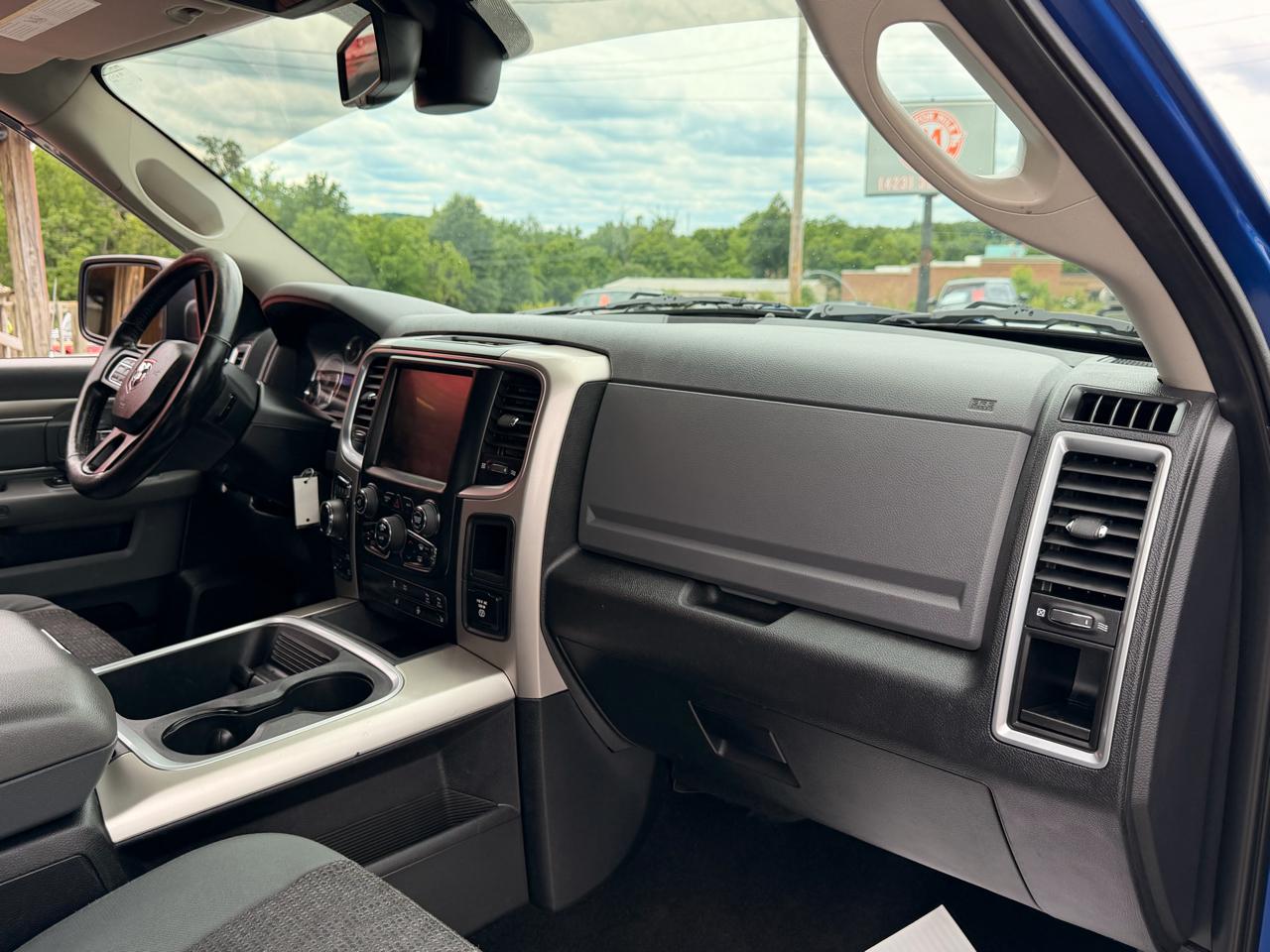 RAM 1500 4WD Crew Cab 140.5" Outdoorsman 2016