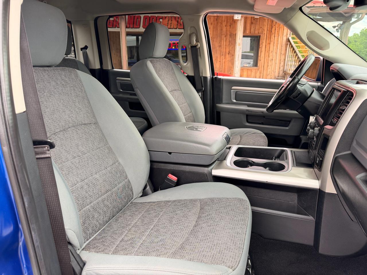 RAM 1500 4WD Crew Cab 140.5" Outdoorsman 2016