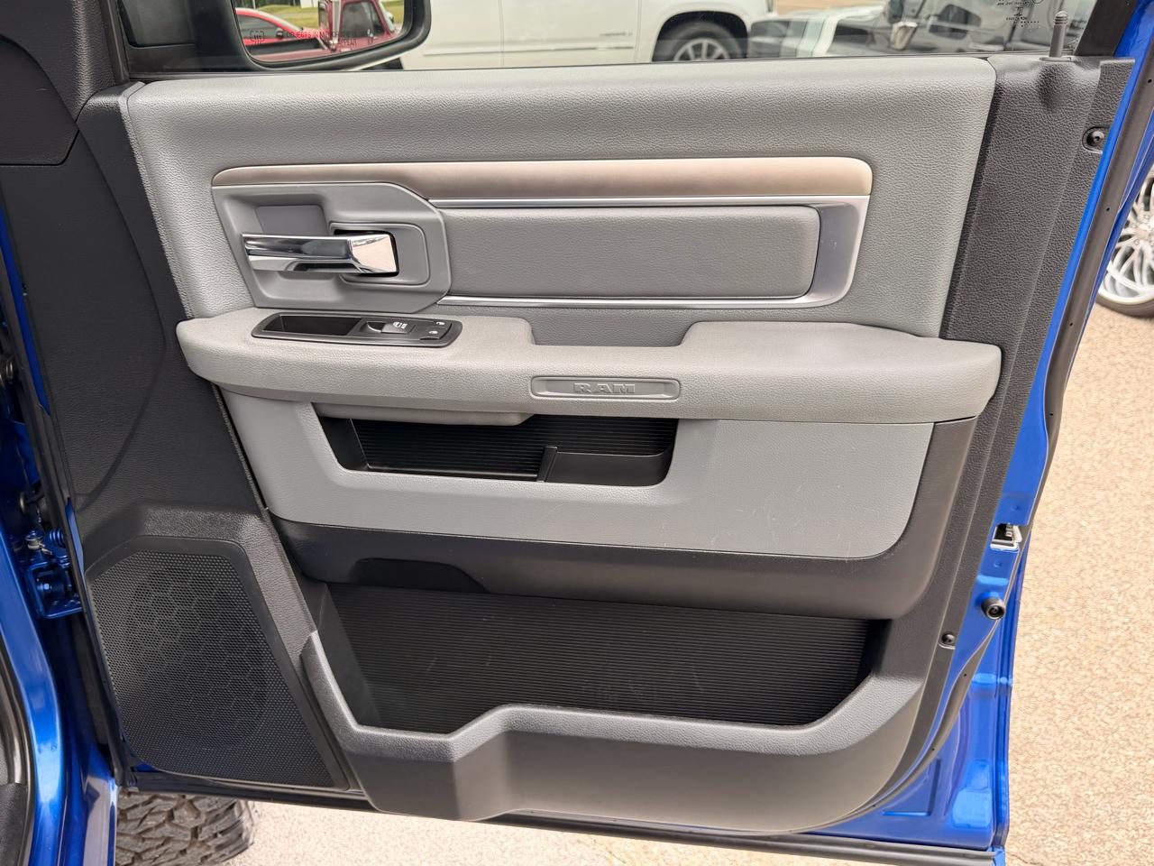 RAM 1500 4WD Crew Cab 140.5" Outdoorsman 2016