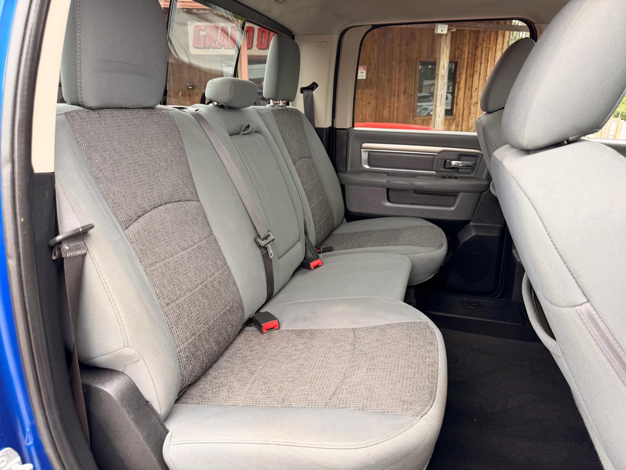 RAM 1500 4WD Crew Cab 140.5" Outdoorsman 2016