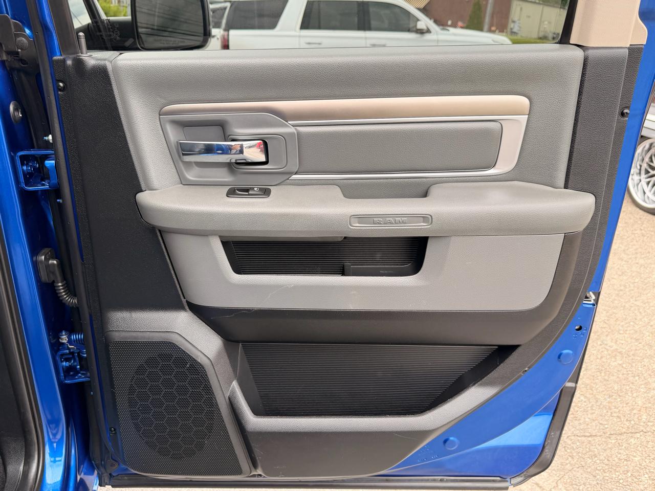 RAM 1500 4WD Crew Cab 140.5" Outdoorsman 2016