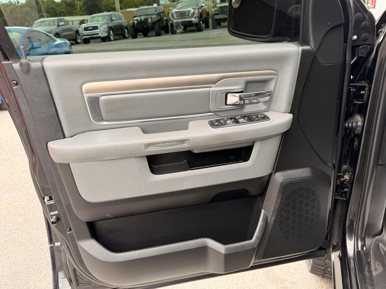 RAM 1500 Big Horn 4x4 Crew Cab 5'7" Box 2017
