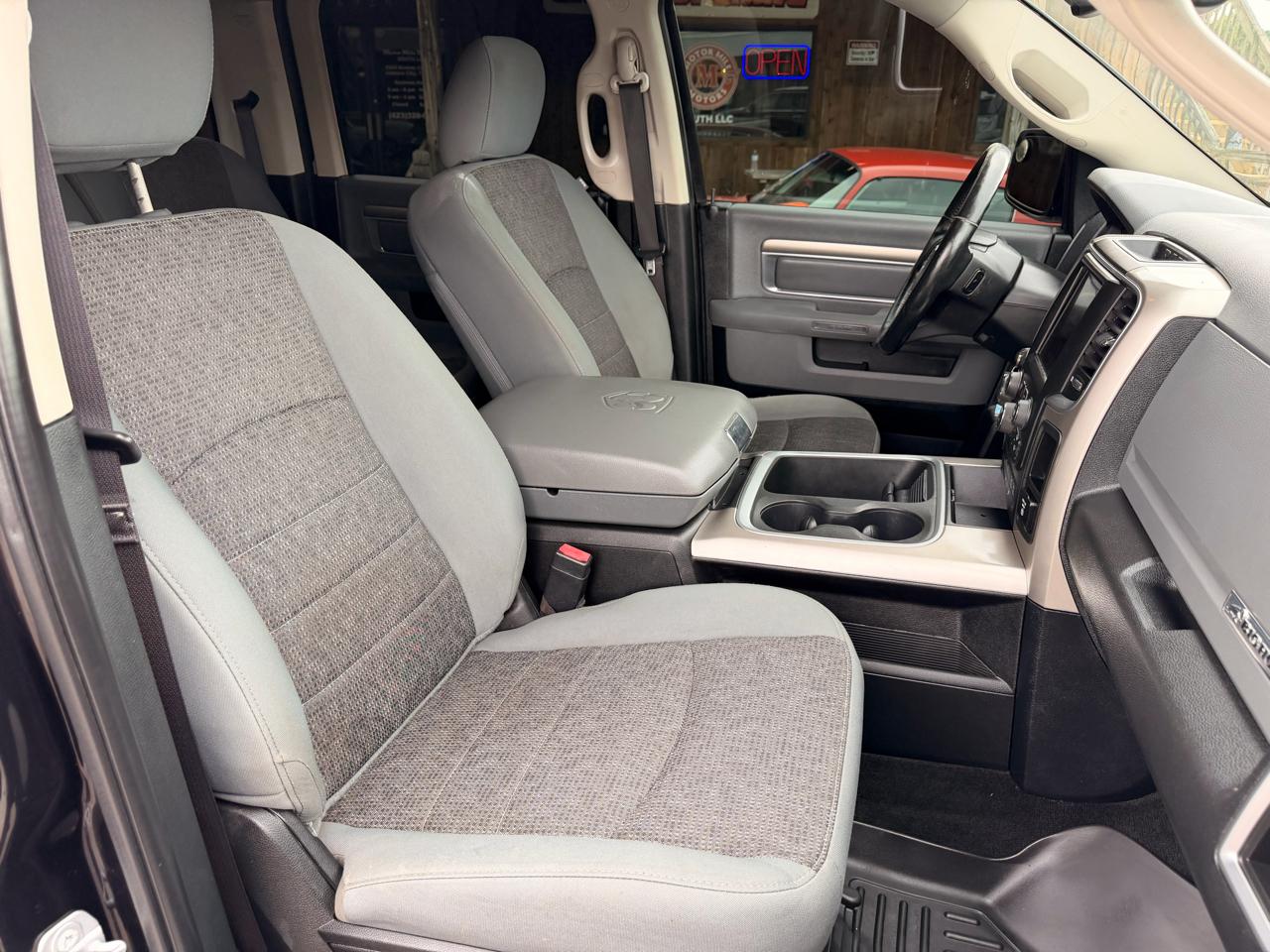 RAM 1500 Big Horn 4x4 Crew Cab 5'7" Box 2017