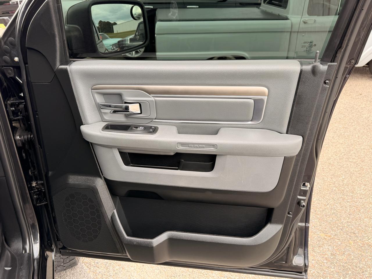 RAM 1500 Big Horn 4x4 Crew Cab 5'7" Box 2017