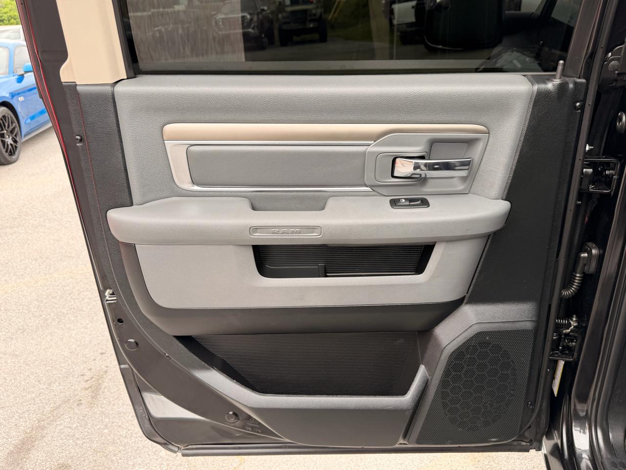 RAM 1500 Big Horn 4x4 Crew Cab 5'7" Box 2017