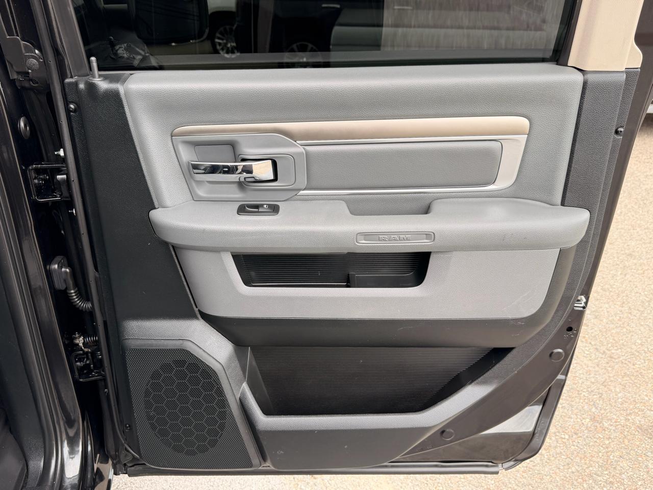 RAM 1500 Big Horn 4x4 Crew Cab 5'7" Box 2017