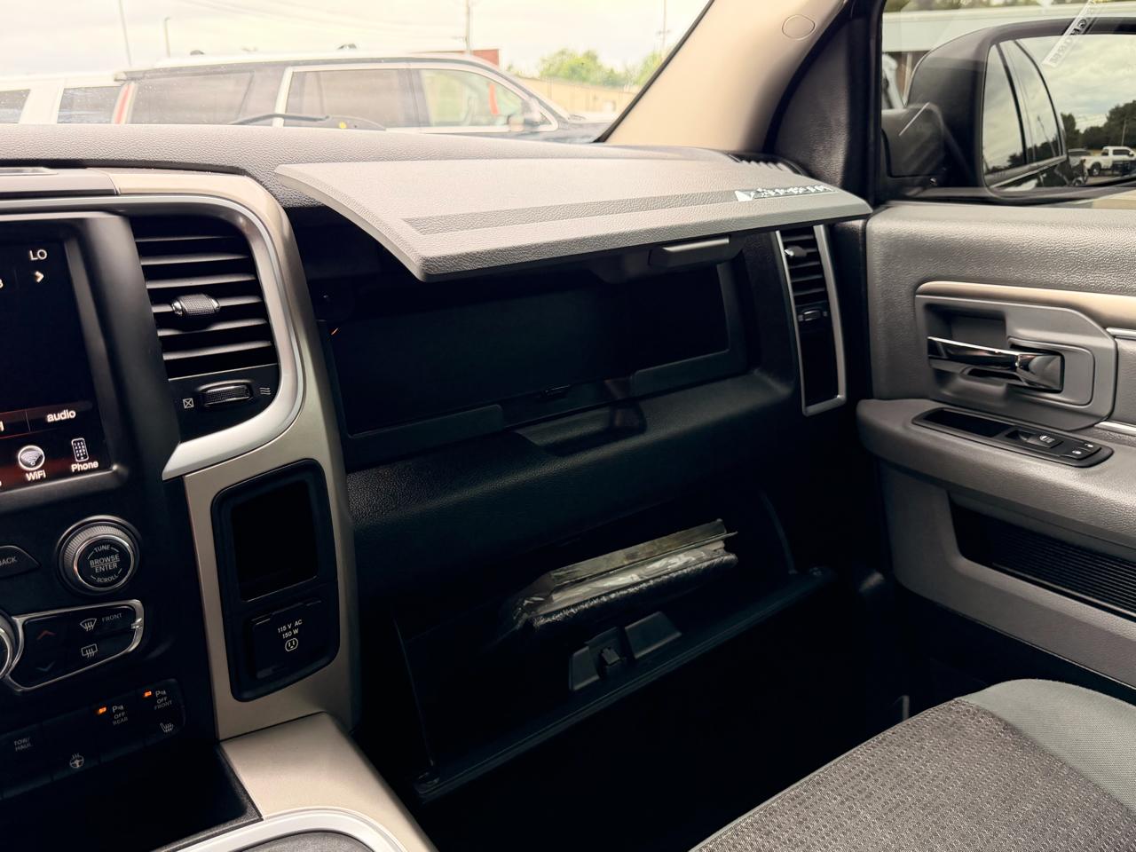 RAM 1500 Big Horn 4x4 Crew Cab 5'7" Box 2017