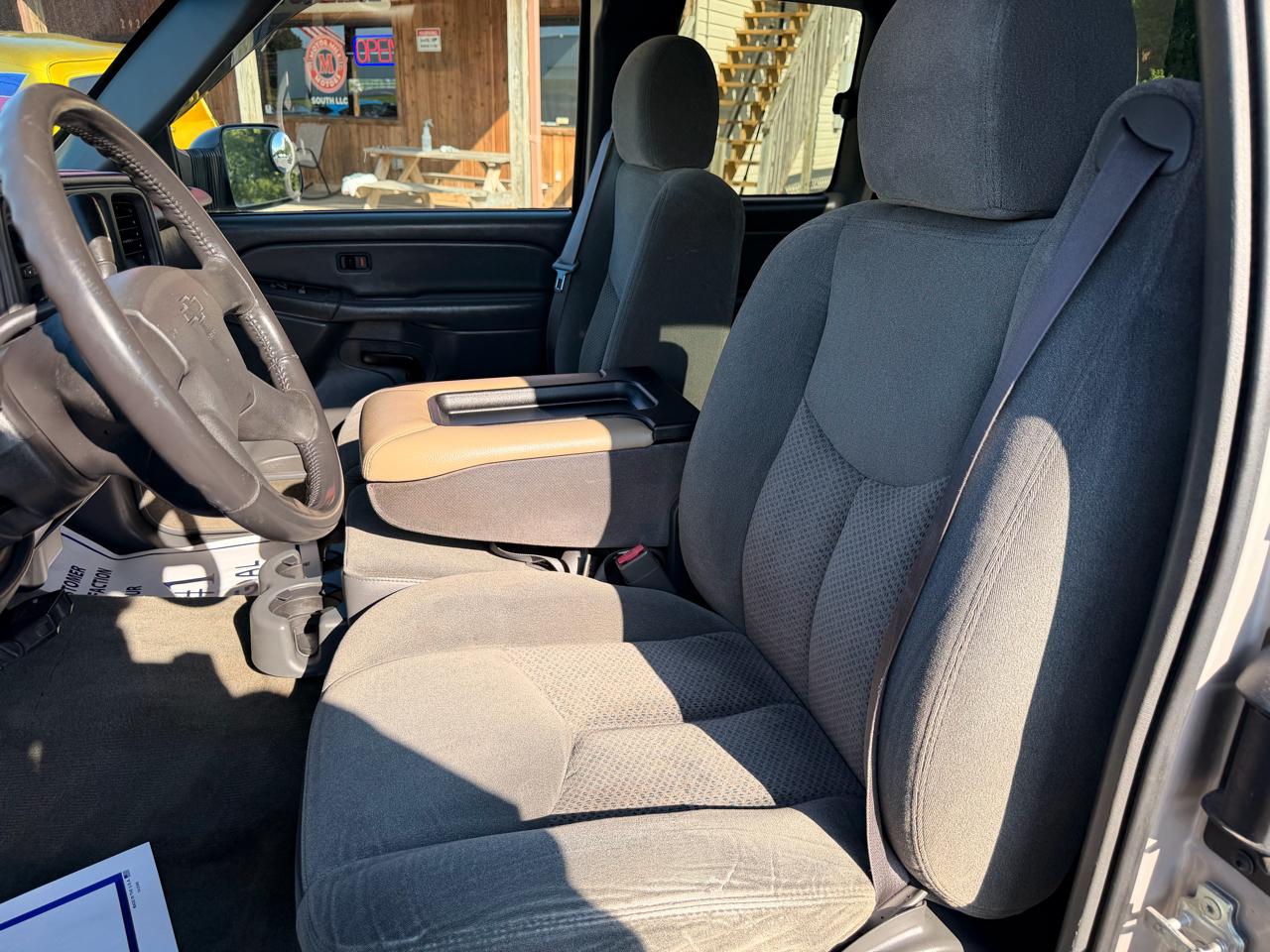 Chevrolet Silverado 2500HD Ext Cab 157.5" WB LS 2004