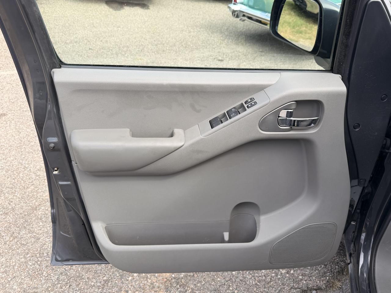 Nissan Frontier 2WD Crew Cab SWB Auto SV 2014