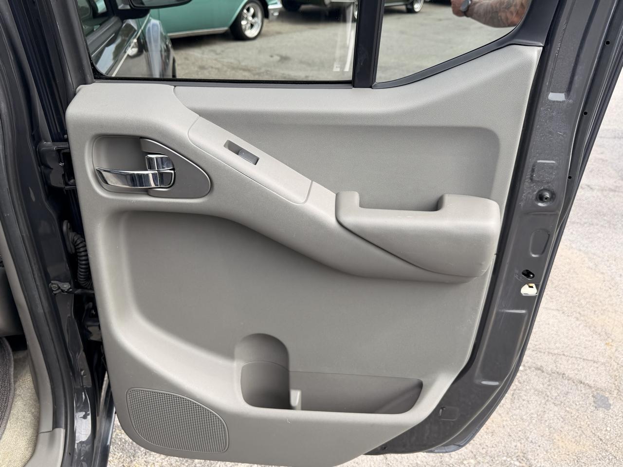 Nissan Frontier 2WD Crew Cab SWB Auto SV 2014