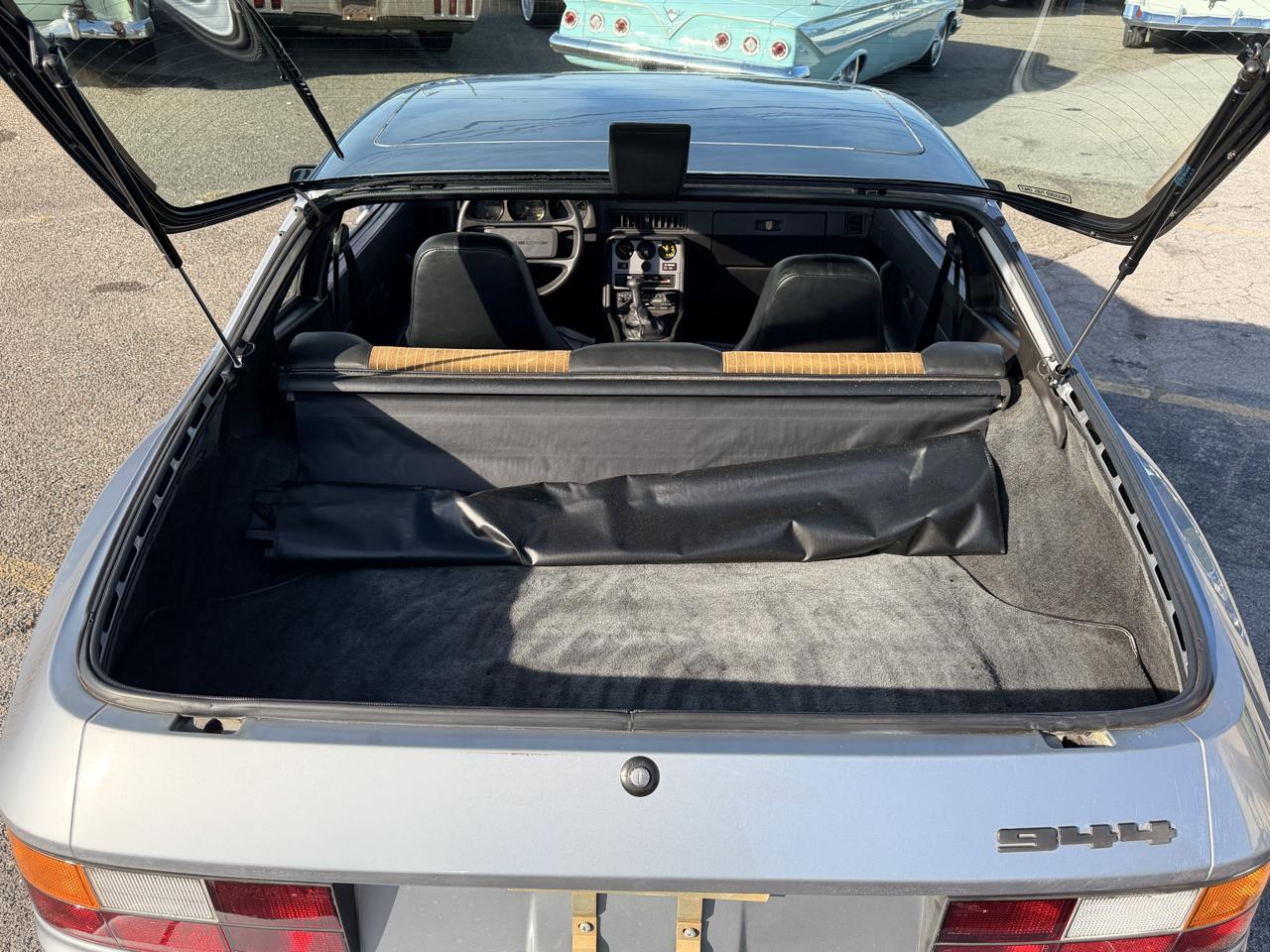 Porsche 944  1983