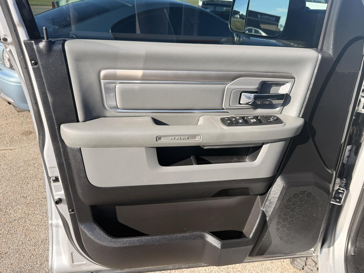 RAM 2500 SLT 4x4 Crew Cab 6'4" Box 2017