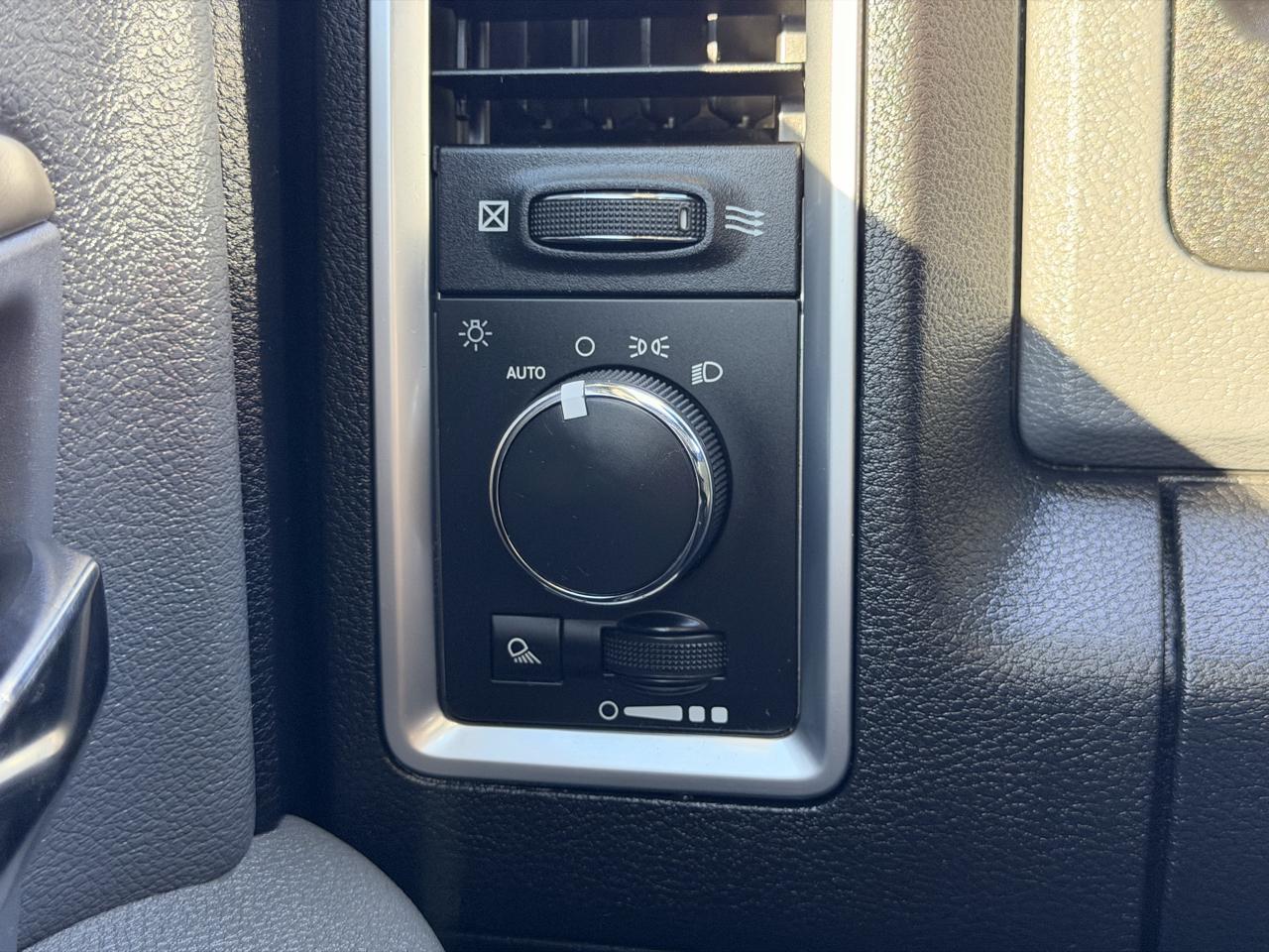 RAM 2500 SLT 4x4 Crew Cab 6'4" Box 2017