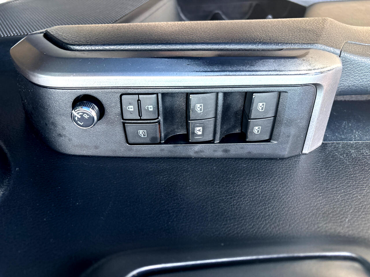 Toyota Tacoma SR5 Double Cab Super Long Bed V6 6AT 4WD 2017 Toyota Tacoma SR5 Double Cab Super Long Bed V6 6AT 4WD 2017