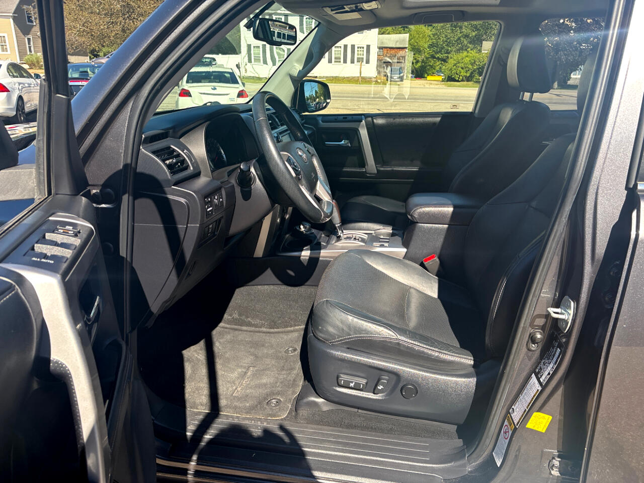 2016 Toyota 4Runner Limited 4WD V6 photo 9