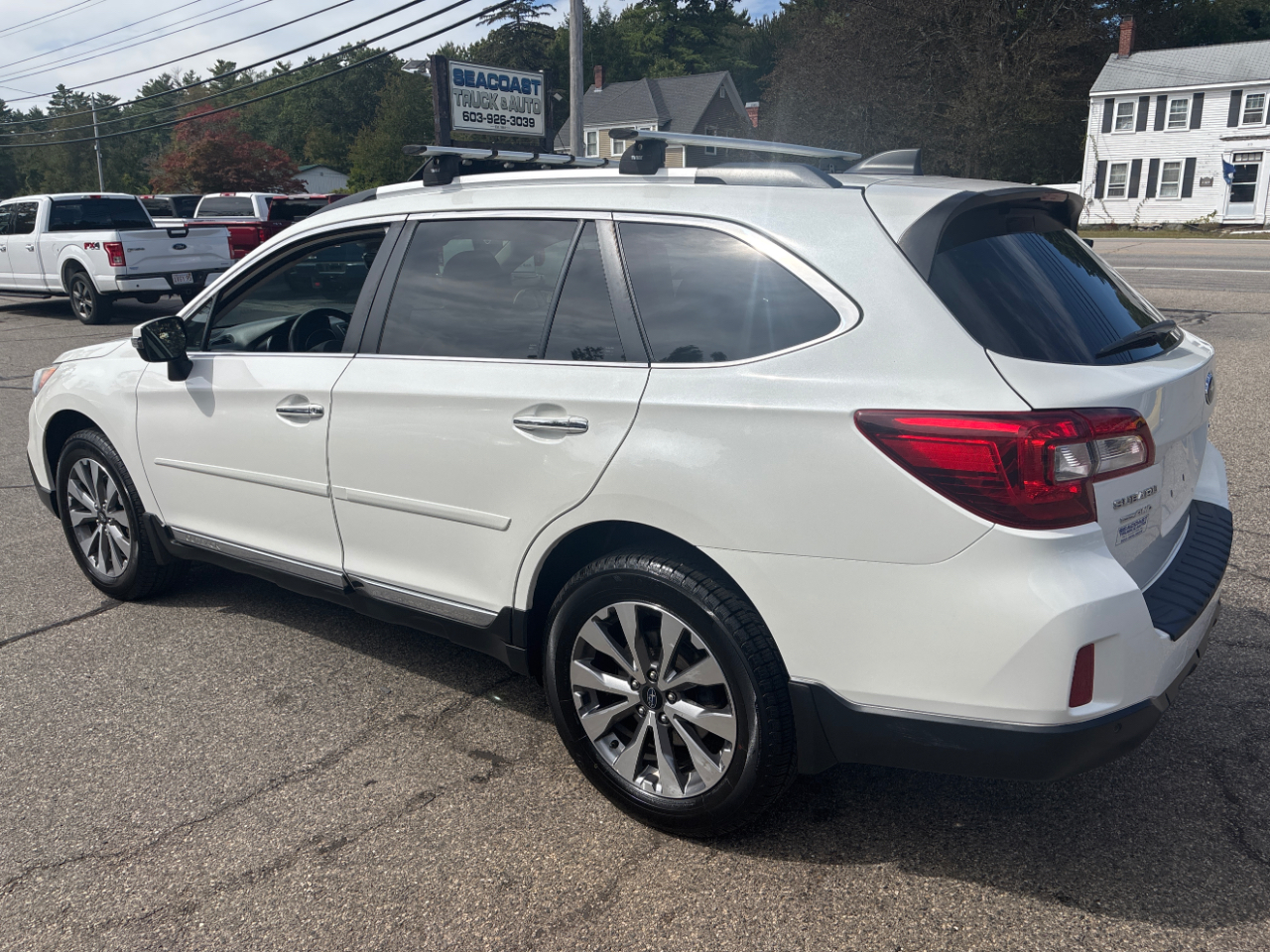 2017 Subaru Outback 2.5i Touring photo 2