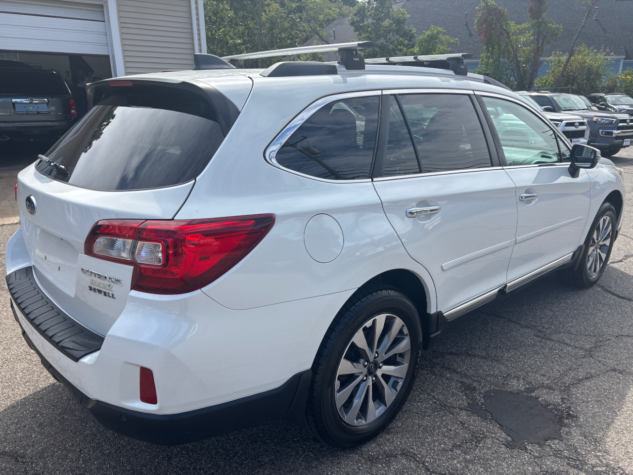 2017 Subaru Outback 2.5i Touring photo 4