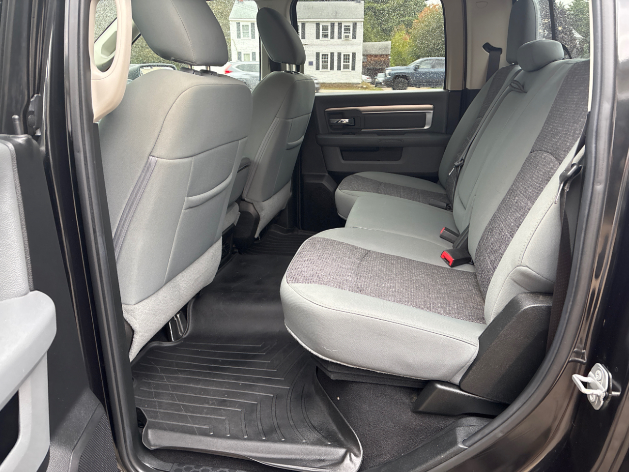 2018 Ram 1500 SLT photo 4